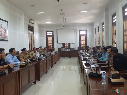 Suasana rakor tim Pansus Ranperda Minol bersama satpol PP, kepolisian, Bea Cukai, dan perizinan di ruang rapat internal DPRD Kota Malang, Selasa (15/10). (Arifina Cahyanti Firdausi/MalangTIMES)