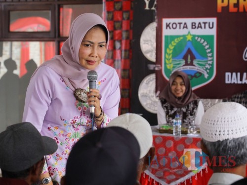 Wali Kota Batu Dewanti Rumpoko saat bertanya kepada lansia di di pendopo rumah dinas wali kota Batu, Selasa (15/10/2019).