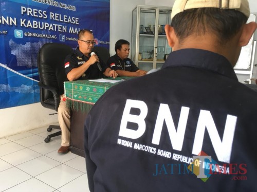 Kepala BNN Kabupaten Malang, Letkol Laut (PM) Agus Musrichin serta Kasi Rehabilitasi BNN Kabupaten Malang, Mohammad Choirul saat menyampaikan agenda rilis (Foto : Dokumen MalangTIMES)
