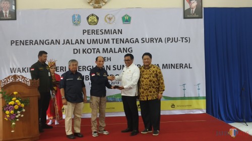 Wakil Wali Kota Malang Sofyan Edi Jarwoko (dua dari kanan) saat menerima secara simbolis penyerahan PJU TS oleh Wakil Menteri ESDM, Arcandra Tahar (Pipit Anggraeni/MalangTIMES)