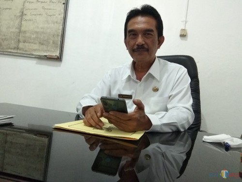 Kabag Humas Pemkot Kediri Apip Permana saat ditemui di ruang kerjanya. (eko Arif s /JatimTimes)
