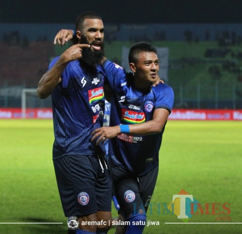 Pencetak satu gol Arema FC melawan PSM Makassar dibabak pertama, Dedik Setiawan (kanan) (official Arema FC)