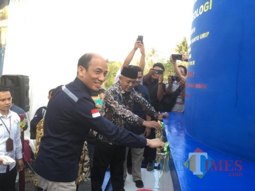 Wakil Menteri ESDM Arcandra Tahar, saat meresmikan program sumur bor di Kecamatan Pagak (Foto : Ashaq Lupito / MalangTIMES)