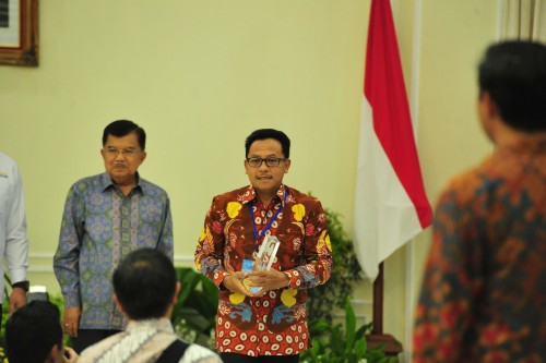 Wali Kota Malang Sutiaji (kanan) saat menerima penghargaan Tp 45 Inovasi langsung dari Wakil Presiden Jusuf Kalla (kiri). (Humas Pemkot Malang for MalangTIMES)