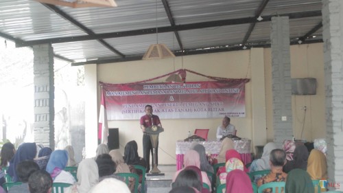 Plt Wali Kota Blitar Santoso membuka pelatihan pemasaran online yang digelar Dinas Koperasi dan Usaha Mikro.(Foto : Aunur Rofiq/BlitarTIMES)