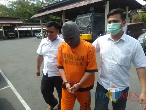 Tersangka Purwanta saat digelandang petugas ke ruang penyidikan Satreskoba Polres Malang (Foto : Ashaq Lupito / MalangTIMES)