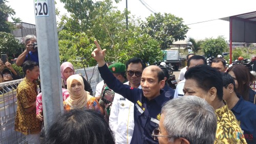 Wakil Menteri ESDM, Arcandra Tahar (tengah, menunjuk ke atas) saat meninju langsung salah satu PJU Tenaga Listrik di Kelurahan Lesanpuro, Kota Malang (Pipit Anggraeni/MalangTIMES).