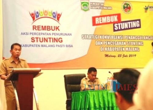 Sekda Kabupaten Malang Didik Budi Muljono (kiri) dalam rembuk stunting. (dok MalangTimes)