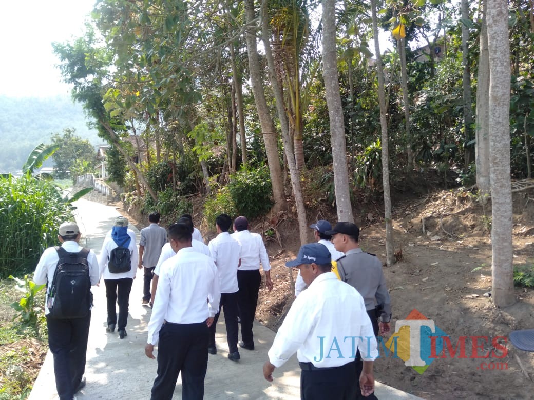 Disnaker Kabupaten Malang melihat hasil pembangunan rabat di Desa Mulyorejo, Ngantang, melalui skema padat karya infrastruktur (for MalangTimes)