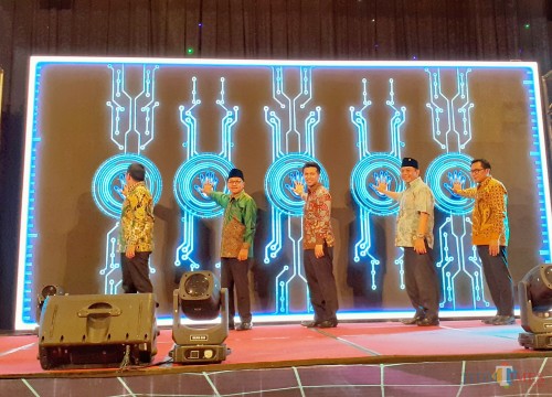 Wakil Gubernur Jatim Emil Elistianto Dardak (paling tengah) saat memimpin Deklarasi Bijak Bermedsos di malam penghargaan AIKID 2019 Rabu malam (16/10) (Arifina Cahyanti Firdausi/MalangTIMES)