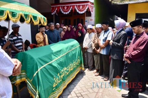 Wakil Wali Kota Batu Punjul Santoso saat akan memberangkatkan almarhum Sugandi di Kelurahan Temas, Kecamatan Batu, Selasa (18/10/2019). (Foto: Irsya Richa/MalangTIMES)