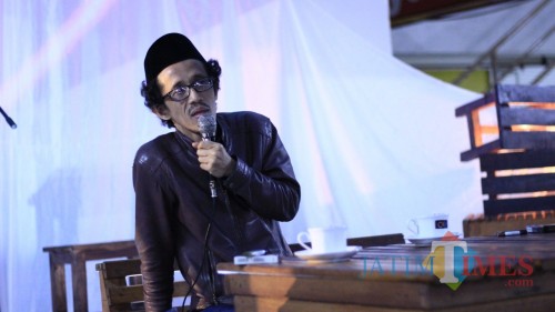 Ketua Lesbumi Kota Malang Berlian Alhamid dalam diskusi singkat tentang sastra, budaya, warung kopi, dan berita yang digelar dadakan di Coffee Times. (Yogi Iqbal/MalangTIMES)