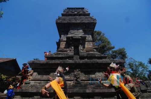 Bupati Malang Sanusi meminta pembatik untuk mengeksplorasi motif batik dari berbagai relief candi di Kabupaten Malang, seperti Candi Kidal, Tumpang. (pesona travel)