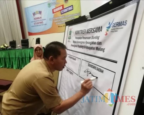 Sekda Kabupaten Malang Didik Budi Muljono saat menandatangani komitmen penurunan stunting di Kabupaten Malang. (dok MalangTimes)