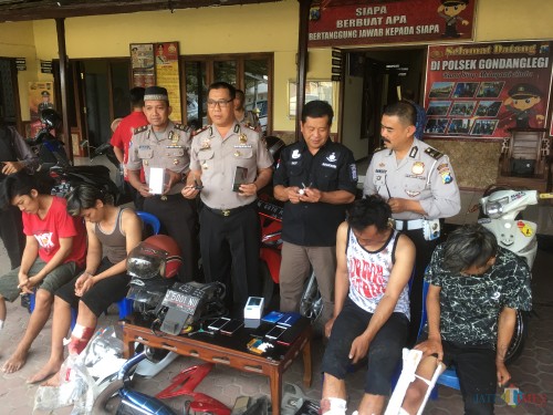 Tersangka sekaligus barang hasil curian dan perlengkapan sarana mencuri saat sesi rilis di Polsek Gondanglegi. (Foto : Ashaq Lupito / MalangTIMES)