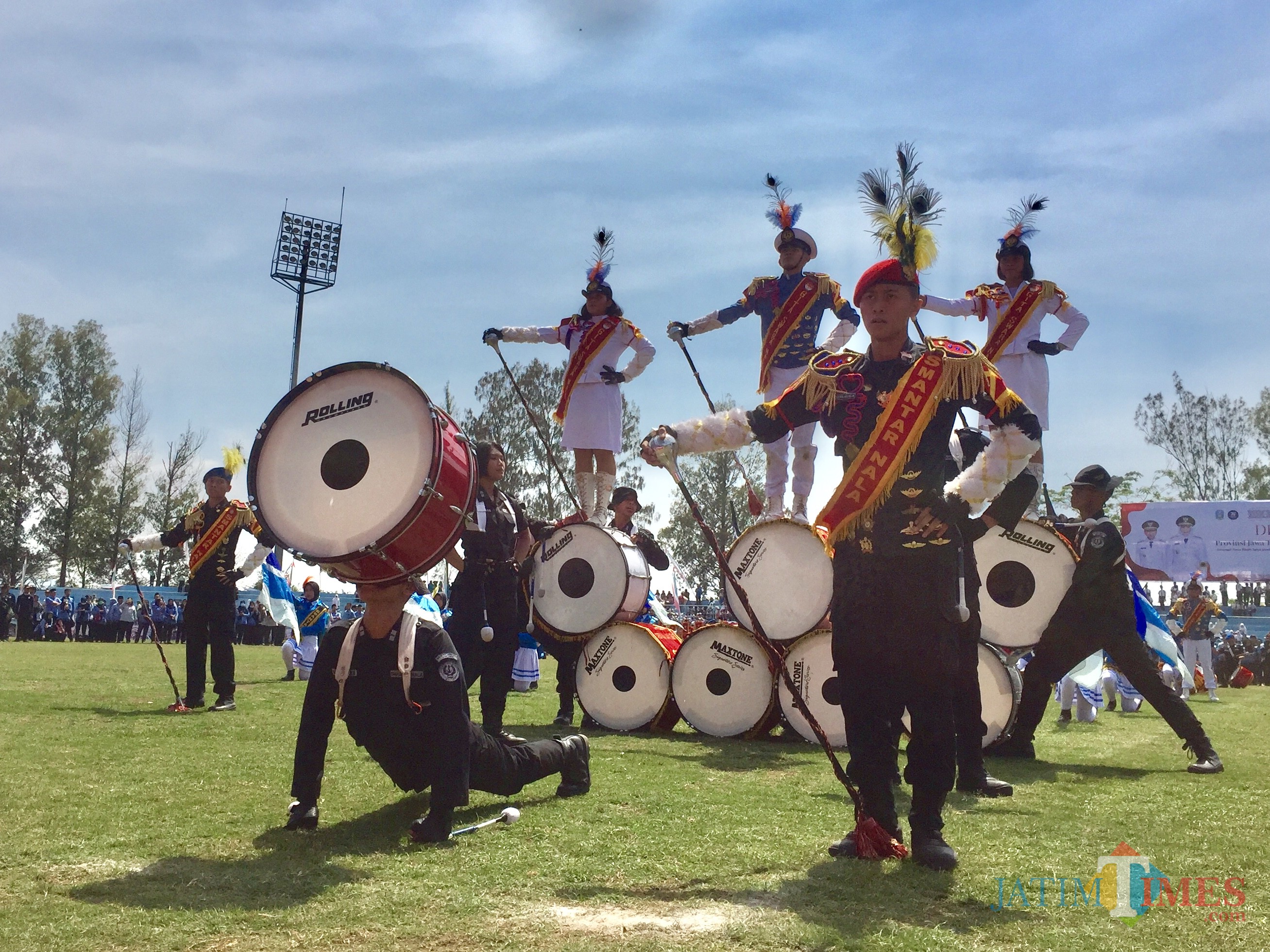 Pertunjukkan taruna taruni SMA Taruna Nala Jawa Timur Gita Swara Nala di Stadion Brantas, Kecamatan Batu, Kamis (18/10/2019). (Foto: Irsya Richa/MalangTIMES)