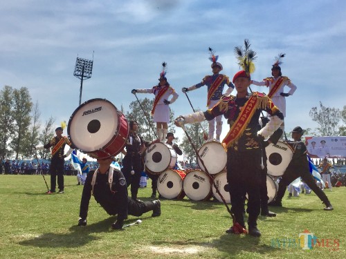 Pertunjukkan taruna taruni SMA Taruna Nala Jawa Timur Gita Swara Nala di Stadion Brantas, Kecamatan Batu, Kamis (18/10/2019). (Foto: Irsya Richa/MalangTIMES)
