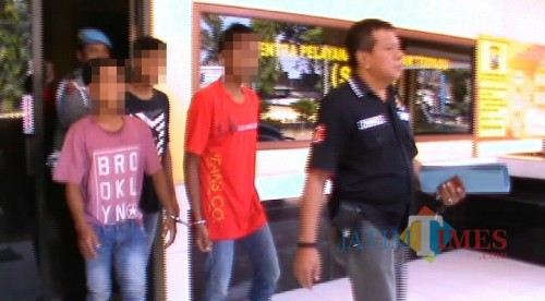 Ketiga pelaku saat akan dibawa ke Mapolres Jember. (foto : Sugito / Jatim TIMES)