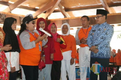 Wali Kota Malang Sutiaji (batik biru) saat bernyanyi bersama para lansia di HLUN Kota Malang, Kamis (17/10). (Foto: Humas Pemkot Malang)