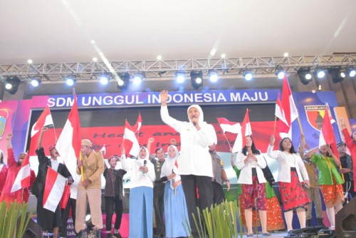 Khofifah di depan ribuan pelajar SMA/SMK Se-Jawa Timur dan Pengurus OSIS di Lapangan Mapolda Jatim.