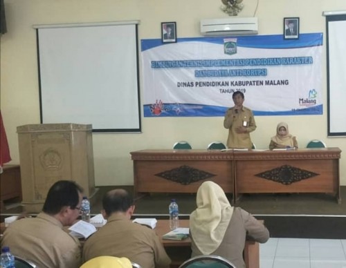 Kabid SD Dinas Pendidikan Kabupaten Malang Slamet Suyono saat mewakili Rachmat Hardijono (kepala Dinas Pendidikan) di acara Bimtek Anti-Korupsi. (Nana)