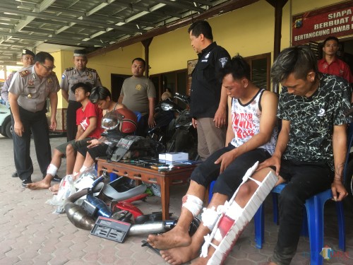 Kelima tersangka sindikat pencurian spesialis sepeda motor beserta barang bukti hasil curian saat sesi rilis di Polsek Gondanglegi. (Foto : Ashaq Lupito / MalangTIMES)