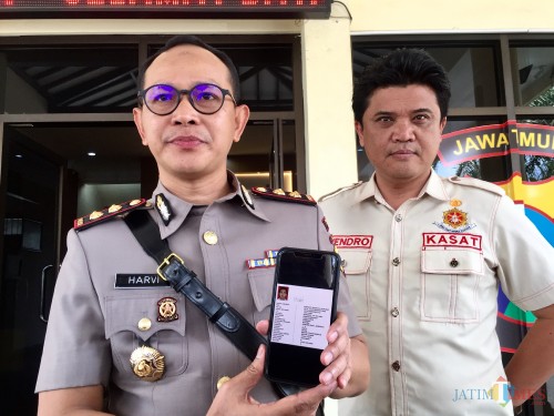 Kapolres Batu AKBP Harviadhi Agung Pratama saat menunjukkan identitas korban di halaman Polres Batu, Kamis (17/10/2019). (Foto: Irsya Richa/MalangTIMES)