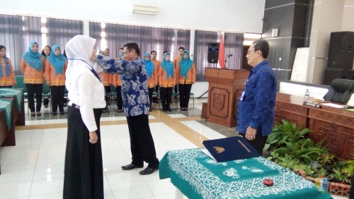 Suprapto, Asisten Administrasi Pemerintahan saat mengukuhkan peserta Diklat APN (foto : Moh. Ali Makrus / JatimTIMES)