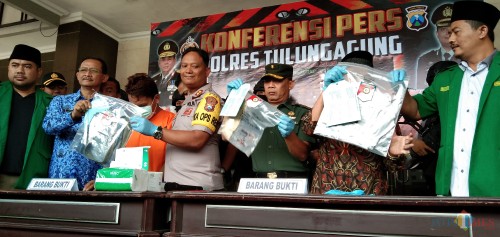 Tersangka DD (baju oranye) saat pers release tadi pagi di Mapolres Tulungagung (foto: Joko Pramono/ JatimTIMES)