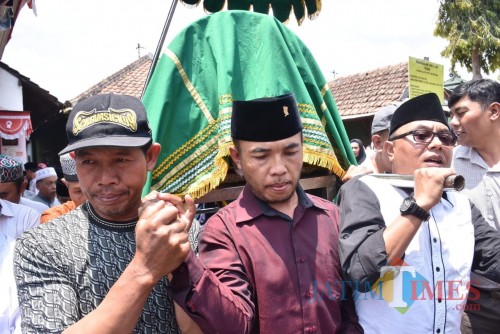 Ketua DRPD Kota Batu Asmadi (tengah), dan Direktur Among Tirto Kota Batu Sunaedi (kanan) saat membopong keranda almarhum Sugandi, Kamis (18/10/2019). (Foto: Irsya Richa/MalangTIMES)