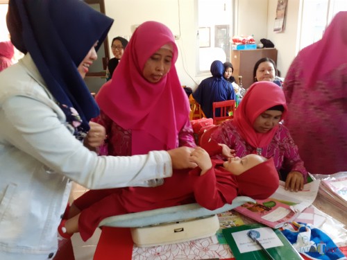 Suasana pelaksanaan Taman Posyandu Kartini 1 di Kelurahan Bareng, Kecamatan Klojen Kota Malang, Kamis (17/10) (Arifina Cahyanti Firdausi/MalangTIMES)