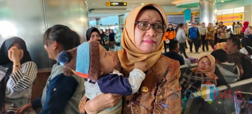 Wabup Lumajang Ir. Indah Amperawati menggendong salah seorang anak pengungsi dari Wamena (Foto : Moch. R. Abdul Fatah / Jatim TIMES)