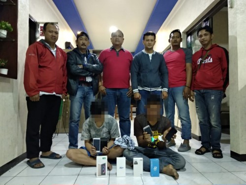 Kedua tersangka spesialis pencurian (duduk di lantai) saat diamankan polisi. (Foto : Polsek Pakis for MalangTIMES)