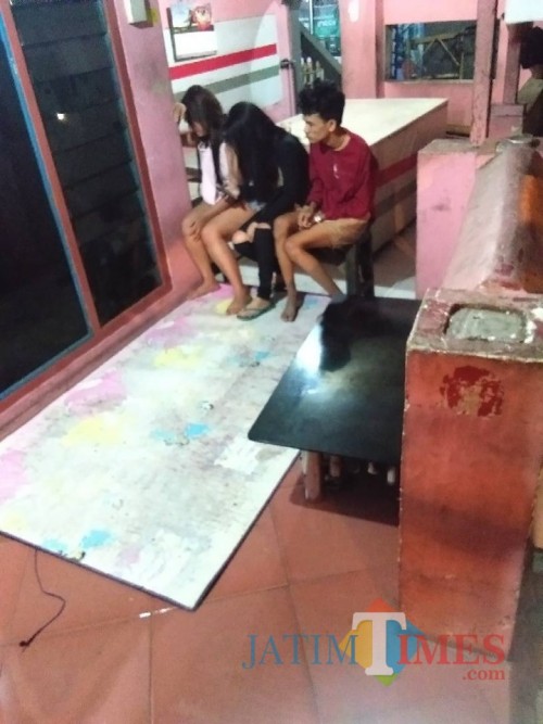 Pengendara Hyundai Atoz usai kejadian saat dievakuasi di rumah warga (foto : istimewa / JatimTIMES)