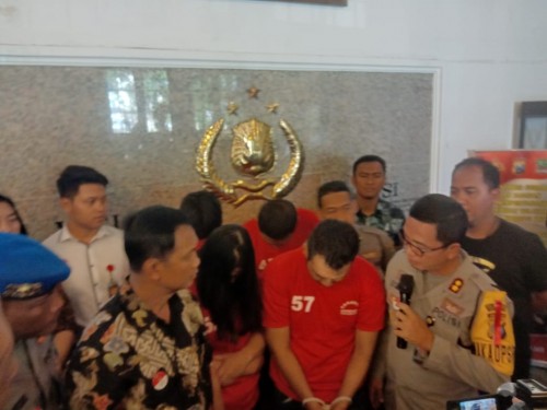 Pasutri Bambang dan Rulin saat diinterogasi polisi.