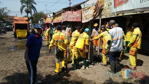 Kepala DLH Kota Malang, Rinawati (kaos biru) saat ikut turun ke lapangan untuk membersihkan selokan di Pasar Blimbing (Hendra Saputra)