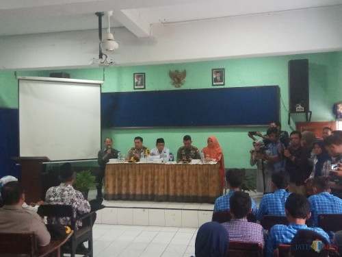 Suasana saat wali kota, kapolres Malang Kota, dan komandan Kodim 0833 saat mendatangi SMK Muhammadiyah 2 Malang setelah viralnya video penamparan terhadap siswa oleh seorang motivator.(Anggara Sudiongko/MalangTIMES)