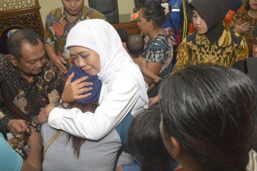 Gubernur Jatim Khofifah saat menyambut para perantau dari Wamena