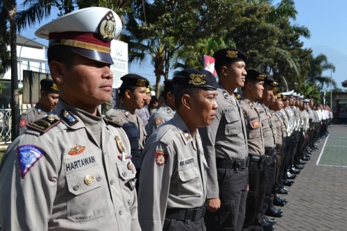 Pasukan gabungan saat apel gelar pasukan dalam rangka kesiapan pengamanan pelantikan presiden dan wakil presiden RI periode 2019 – 2024 di halaman Polres Batu, Jumat (18/10/2019).