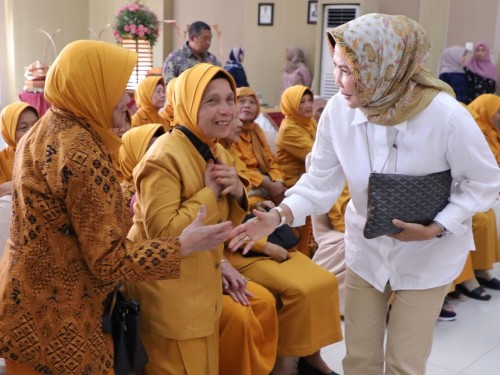 Wali Kota Batu Dewanti Rumpoko berjabat tangan dengan para veteran di Graha Pancasila Balai Kota Among Tani, Jumat (18/10/2019).