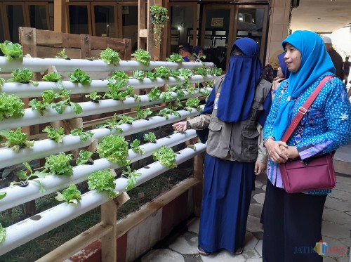 Tim juri Poskestren Provinsi Jatim saat melakukan peninjauan ke Pondok Pesantren Al Munawwaroh, Jum'at (18/10) (Arifina Cahyanti Firdausi/MalangTIMES)