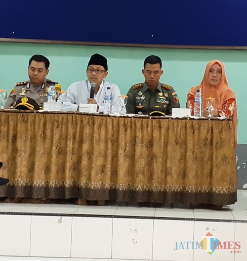 Wali Kota Malang Sutiaji (berkopiah) saat melakukan kunjungan ke SMK Muhammadiyah 2 Malang pasca-aksi pemukulan yang dilakukan motivator terhadap siswa, Jumat (18/10). (Arifina Cahyanti Firdausi/MalangTIMES)