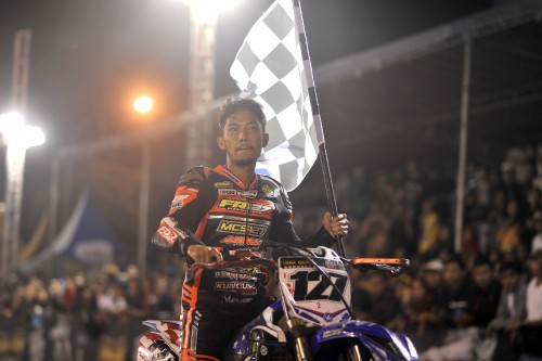 Farudilla Adam saat membawa bendera tanda ia memenangi race (istimewa)