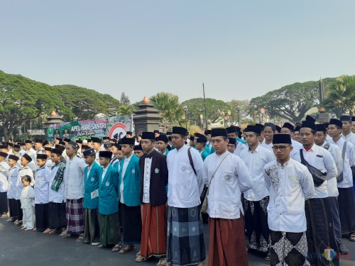 Suasana upacara peringatan Hari Santri Nasional 2019 di halaman Balaikota Malang, Selasa (22/10) (Arifina Cahyanti Firdausi/MalangTIMES)
