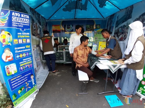 Suasana pemeriksaan kesehatan di booth Dinas Kesehatan Kota Malang, dalam acara Bazar Wisata Halal (Arifina Cahyanti Firdausi/MalangTIMES)