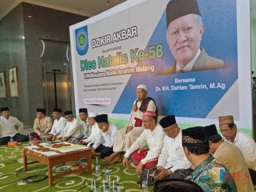 Dr KH Dahlan Tamrin MAg dalam Dzikir Akbar UIN Malang. (Foto: Imarotul Izzah/MalangTIMES)