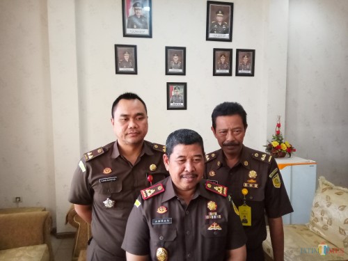Kajari Kota Malang, Amran Lakoni (tengah), Kasi Intel Ujang Supriyadi (kiri) dan Kasubagbin Heru (kanan)(Anggara Sudiongko/MalangTimes)