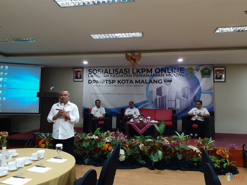 Kepala DPMPTSP Kota Malang, Erik Setyo Santoso saat memaparkan materi dalam Sosialisasi Laporan Kegiatan Penanaman Modal (LKPM) online (Arifina Cahyanti Firdausi/MalangTIMES)