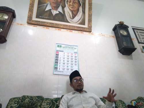 Pengasuh Ponpes Mambaul Ma'arif Denanyar Jombang KH Abdussalam shohib (Gus Salam) saat diwawancarai di kediamannya. (Foto : Adi Rosul / JombangTIMES)