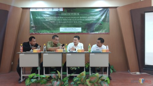 Diskusi publik terkait Perlindungan Lahan Pertanian Pangan Berkelanjutan yang digelar MalangTIMES dengan PP Otoda FH UB, satukanal.com, dan Rumah Keadilan. (Pipit Anggraeni/MalangTIMES).